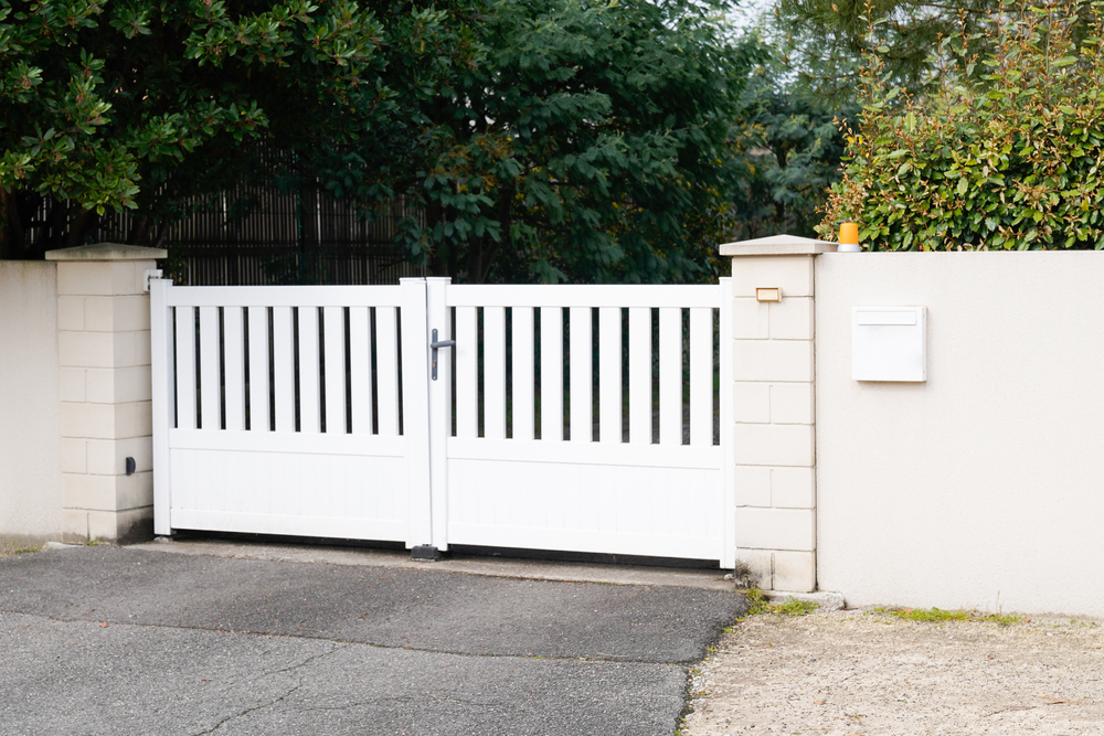 Modern,Gate,In,White,Aluminum,With,Blades,Of,Suburbs,House
